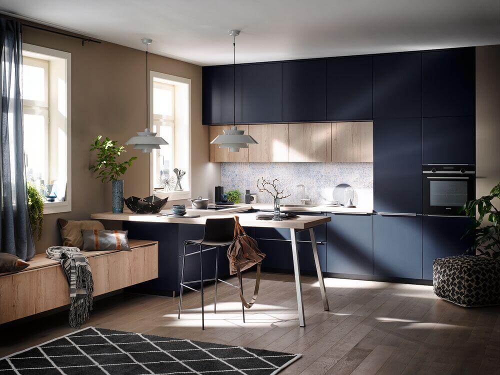 Häcker Küche mit dunkel blauer Front