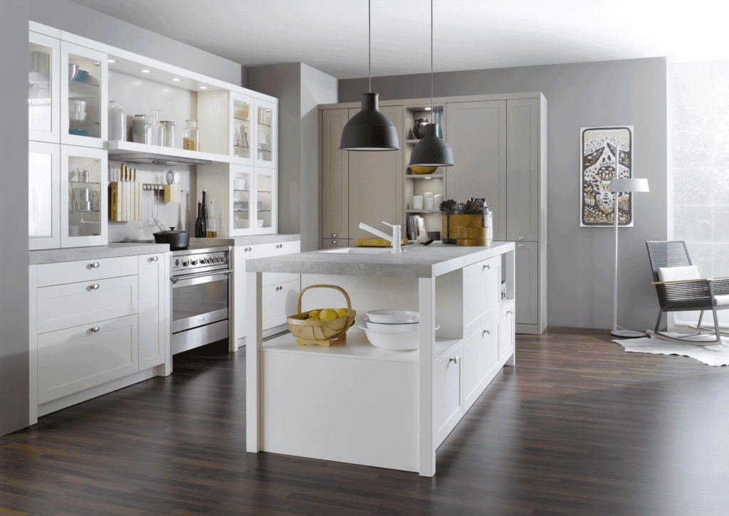 Weiße Leicht Küche im modernen Landhaus Stil und grauer Arbeitsplatte